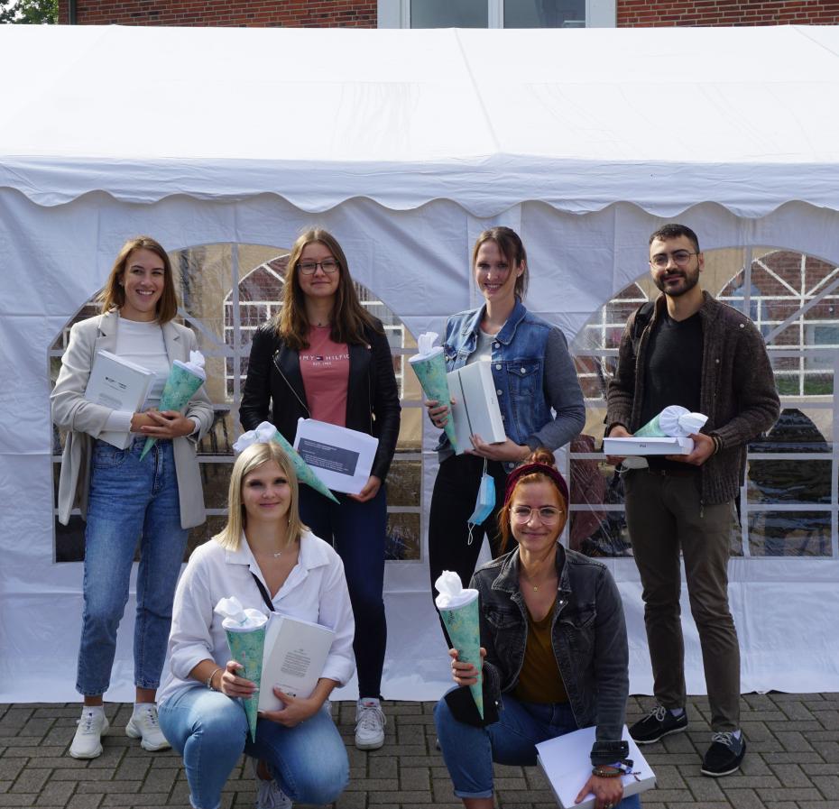 asb-sh-nfs_ausbildung-einschulung-2021.jpg Im Bild die Azubis des ASB Schleswig-Holstein: (v.li.) Jana Schubert (RV Stormarn-Segeberg), Lisa Lorenzen (RV Kiel), Celina Braunert und Jessica Spit (RV Ostholstein), Inga Dinkelmann und Eyass Soubh (RV Kiel).