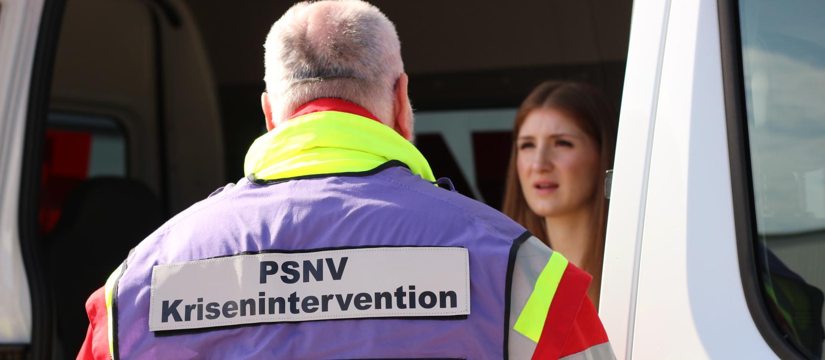 Mitarbeiter der PSNV mit Patientin im Einsatzwagen