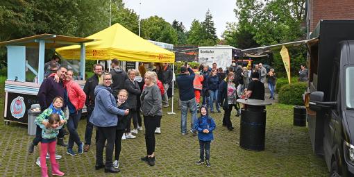 2021-08-28_-_asb_sommerfest_092_-_fehmarn_web.jpg Zwei Food-Trucks, handgemachtes Eis und ein Getränkewagen sorgten für eine abwechslungsreiche Verpflegung der Teilnehmer:innen des ASB-Sommerfestes am Meeschendorfer Dörfergemeinschaftshaus auf Fehmarn am vergangenen Sonnabend.