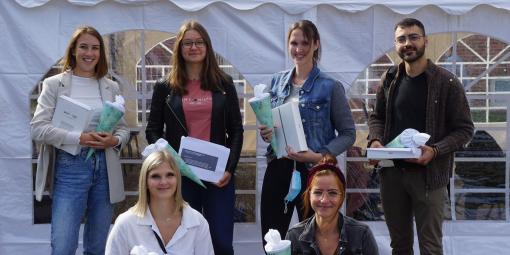 asb-sh-nfs_ausbildung-einschulung-2021.jpg Im Bild die Azubis des ASB Schleswig-Holstein: (v.li.) Jana Schubert (RV Stormarn-Segeberg), Lisa Lorenzen (RV Kiel), Celina Braunert und Jessica Spit (RV Ostholstein), Inga Dinkelmann und Eyass Soubh (RV Kiel).