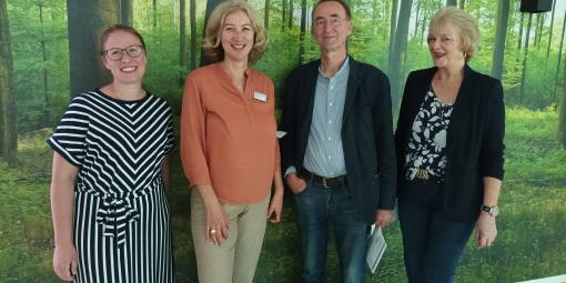 Gehen bei der Qualifizierung Ehrenamtlicher gemeinsame Wege: Hospizleiterin Dagmar Andersen (2.v.li.) mit Nina Holz, Rüdiger Blaschke und Kirstin Baade (v.li.n.re.) vom Hospiz-Förder-Verein Itzehoe. Foto: ASB SH Gehen bei der Qualifizierung Ehrenamtlicher gemeinsame Wege: Hospizleiterin Dagmar Andersen (2.v.li.) mit Nina Holz, Rüdiger Blaschke und Kirstin Baade (v.li.n.re.) vom Hospiz-Förder-Verein Itzehoe. Foto: ASB SH